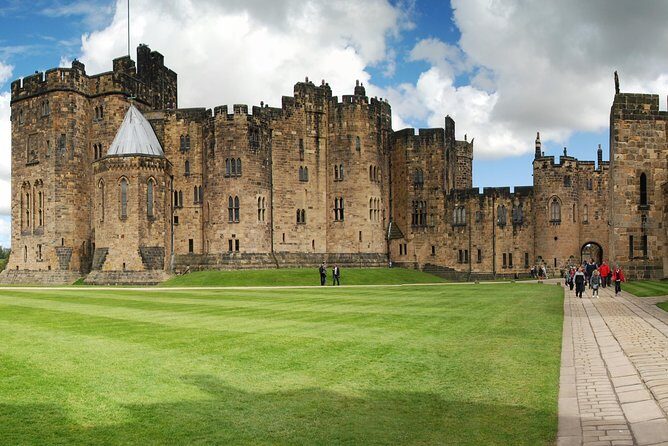 1 Day Alnwick Castle, Holy Island & Scottish Borders - The Journey Back & Stories from the Borders