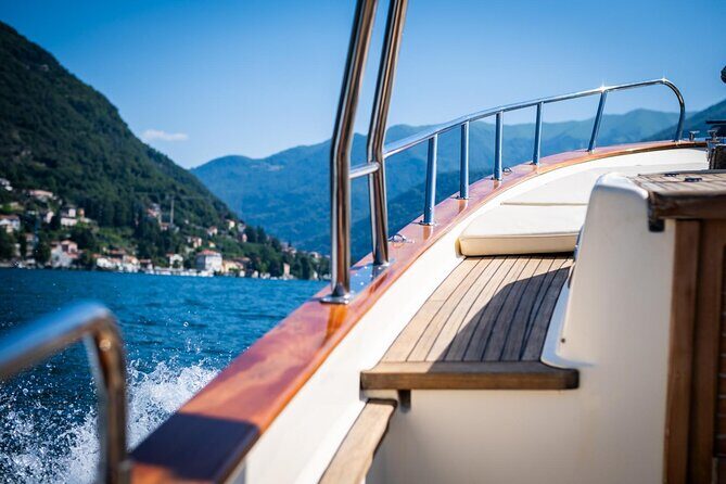 2H Private Cruise on a beautiful wooden speedboat on Lake Como - Discovering Lake Como on a Wooden Speedboat