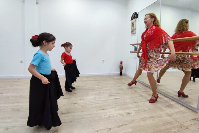 45 minutes flamenco dance class for family in Málaga - Who Should Consider This Flamenco Class?