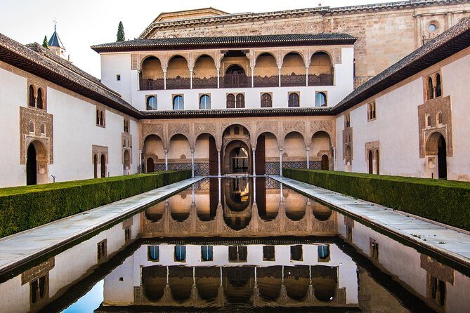Alhambra and Nasrid Palaces: Private Tour through the Senses - Exploring the Alhambra: What to Expect