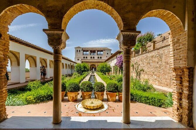 Alhambra: tour with Nasrid Palaces. Admission not included - Who Should Book This Tour?