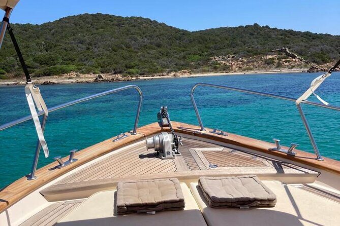 All inclusive private tour in the Archipelago of La Maddalena - The Boat and Crew: Comfort and Service