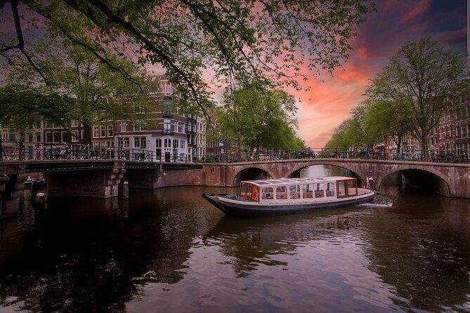 Amsterdam Evening Canal Cruise with Live Guide and Onboard Bar - The Experience: Pro’s and Con’s