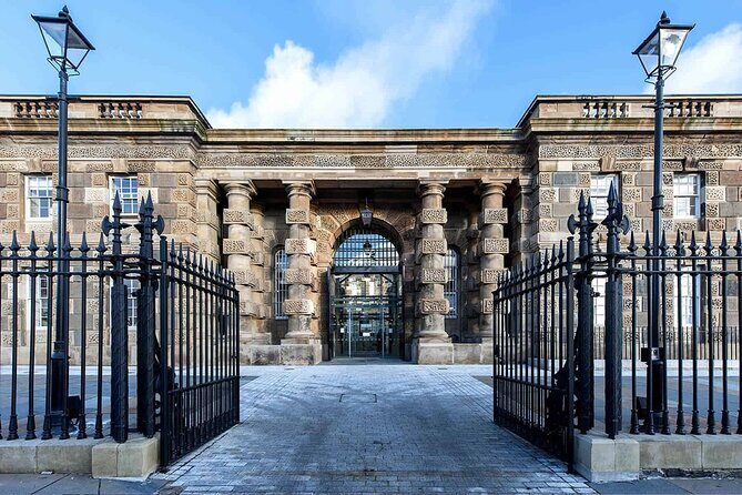Black Taxi Tour and Crumlin Road Gaol tour Combo - Who Will Love This Tour?