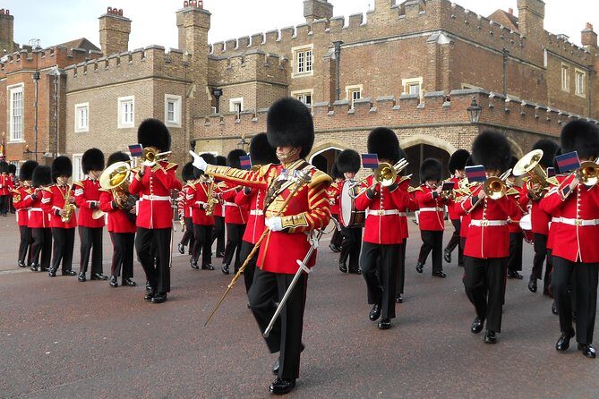 Changing of the Guard Guided Walking Tour in London - The Guides: Why They Make a Difference