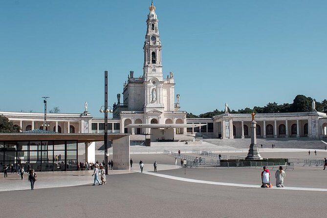 Faith and Heritage: Fátima Batalha Nazaré and Óbidos Private Tour from Lisbon - Why This Tour Works Well
