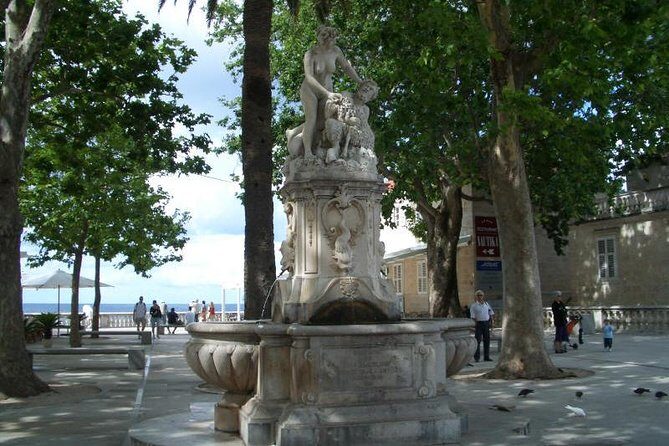 Game of Thrones Extended Tour with Swords and Props - Who Will Appreciate This Tour Most?