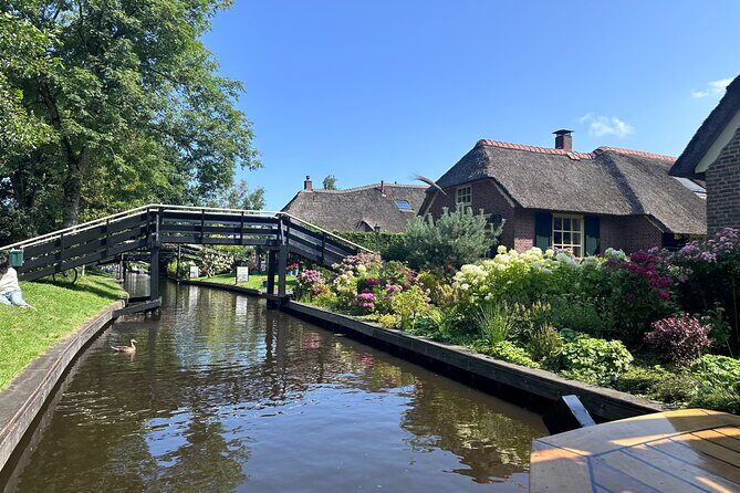 Giethoorn Roundtrip Transport with Optional Guided Canal Cruise - Who Will Love This Tour?