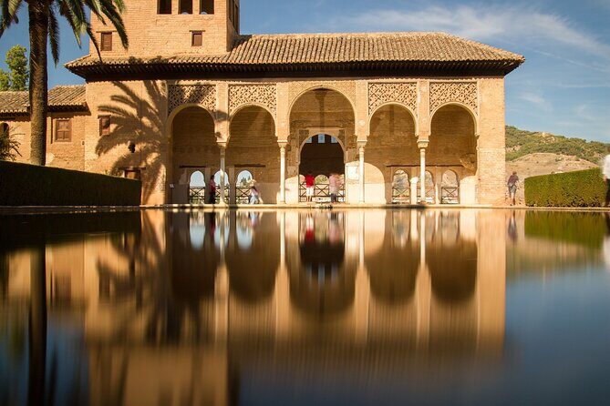 Guided tour of Alhambra and Generalife with Nasrid Palaces - The Guide and Visitor Experience