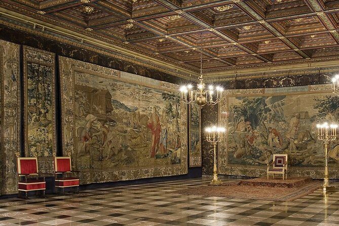 Krakow Skip The Line Wawel Castle and Cathedral Private Tour - What to Expect from the Itinerary