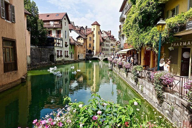 Private 2-hour Walking Tour of Annecy with official tour guide - The Experience in Practice