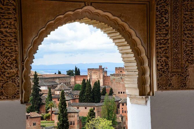 Private official tour guide for visit to Alhambra in Granada from Cordoba Hotel - Who Should Consider This Tour?