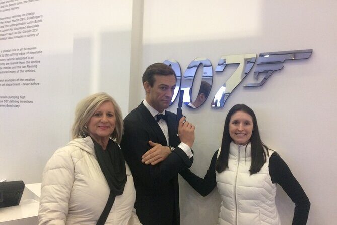 Private Tour: The London of Shakespeare, the Beatles, James Bond and Sherlock Holmes by Traditional Black Cab - The Experience: What It Feels Like on the Road