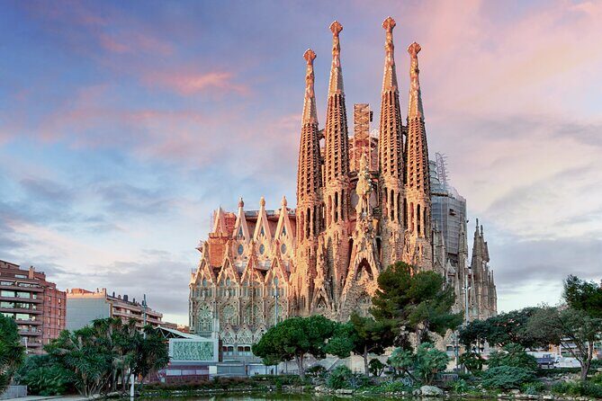 Sagrada Familia Guided Tour with Skip the Line Tickets - Practical Tips and Considerations
