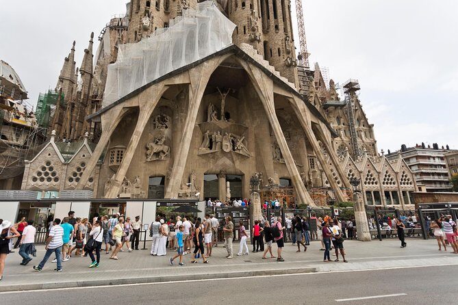 Sagrada Familia Guided Tour with Towers Access - The Itinerary in Detail