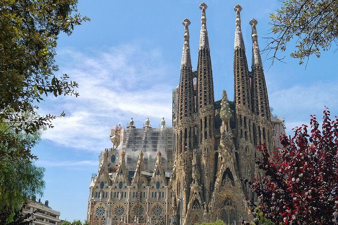Sagrada Familia Monolingual Tour with Skip the Line Ticket - Breaking Down the Itinerary