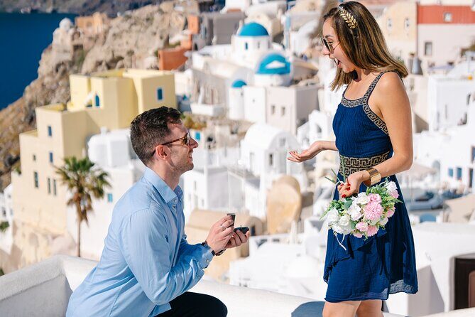 Santorini Private Couple Photoshoot in Oia - Why It’s a Great Choice