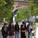Virtual Reality Guided Tour at the Eiffel Tower - The Guide’s Role and Experience