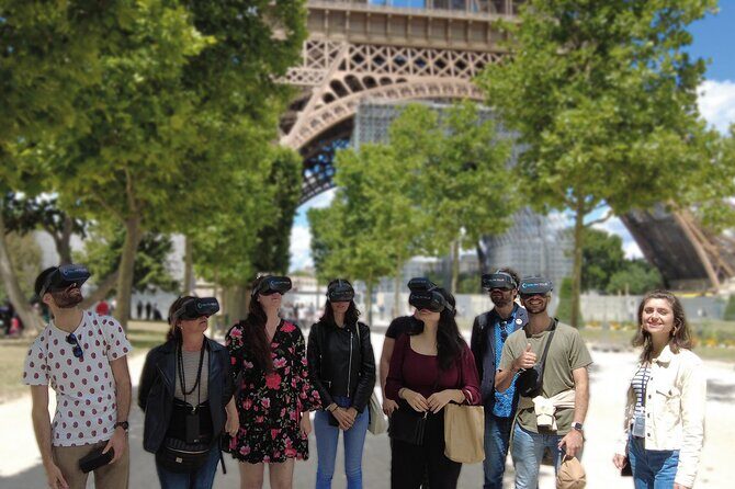 Virtual Reality Guided Tour at the Eiffel Tower - The Guide’s Role and Experience
