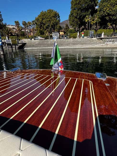 1h shared boat tour - The best Villas of Central Lake Como - Transportation and Group Size