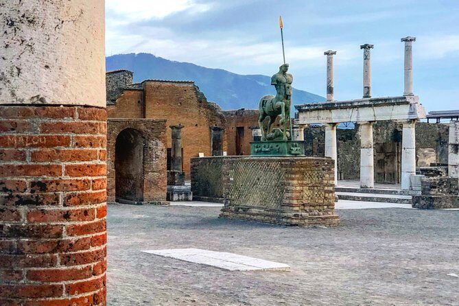 2.5-Hour Guided Tour of Pompeii with an Archaeologist - The Role of the Guide