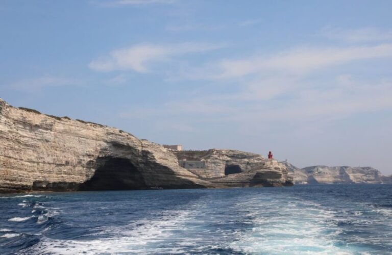 Ajaccio/Porticcio: Lavezzi Islands/Bonifacio Caves Boat Tour - Exploring the Lavezzi Islands