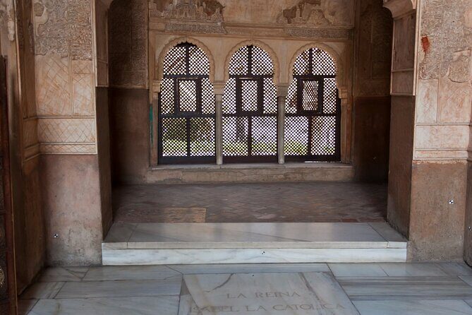 Alhambra tour with Generalife Palace and gardens - Price and Value