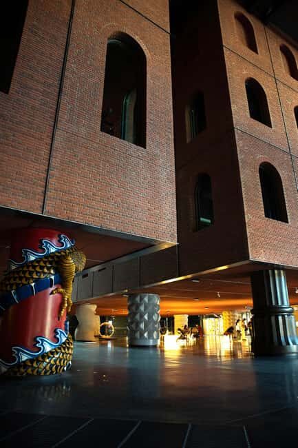 Alhóndiga de Bilbao: Art explained by Artists - The Setting: From Warehouse to Cultural Hub