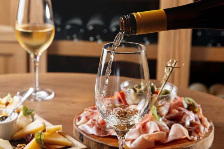 Alicante: Winery tour with a local guide. A tasting of 3 wines is included. - The Tasting Experience