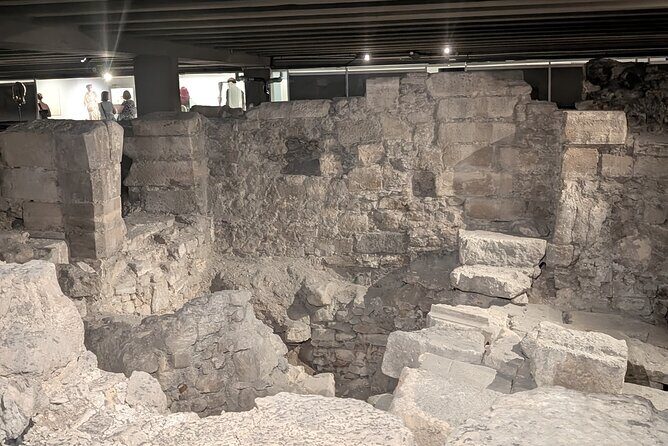 Amazing guided Notre dame and Ile de la cité tour with crypt - Learning About Île de la Cité