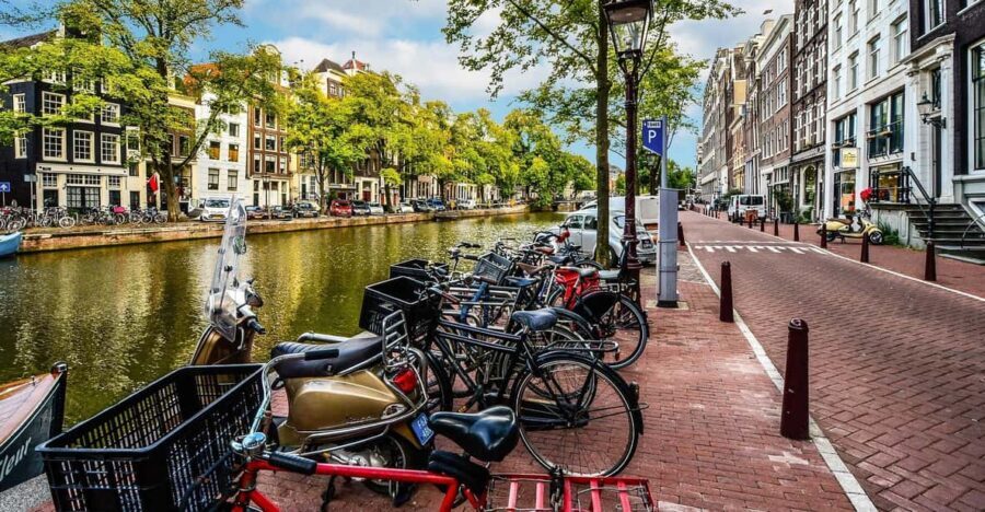 Amsterdam: 3-Hour Private Bike Tour of the City Center - The Guide and Experience Quality