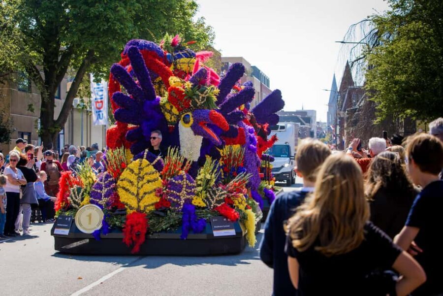 Amsterdam: Keukenhof Guided Tour and Flower Parade April 18 - How the Day Unfolds