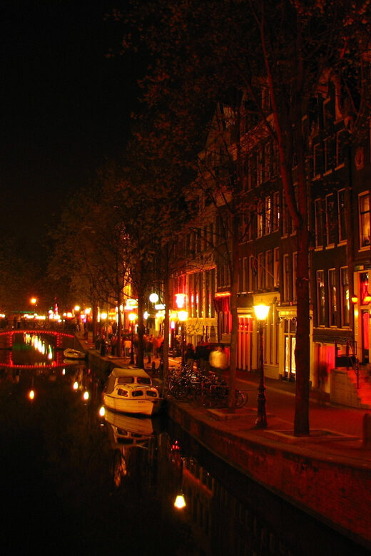 Amsterdam: Private Red Light District Tour in Spanish - The Value of a Guided Experience