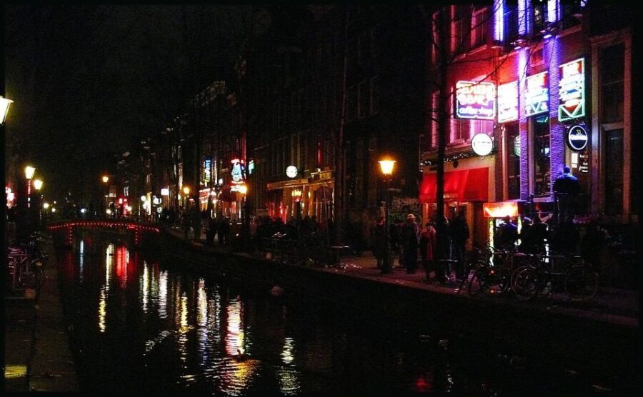 Amsterdam Red Light District and Old Town Walking Tour - The Experience and Group Dynamics