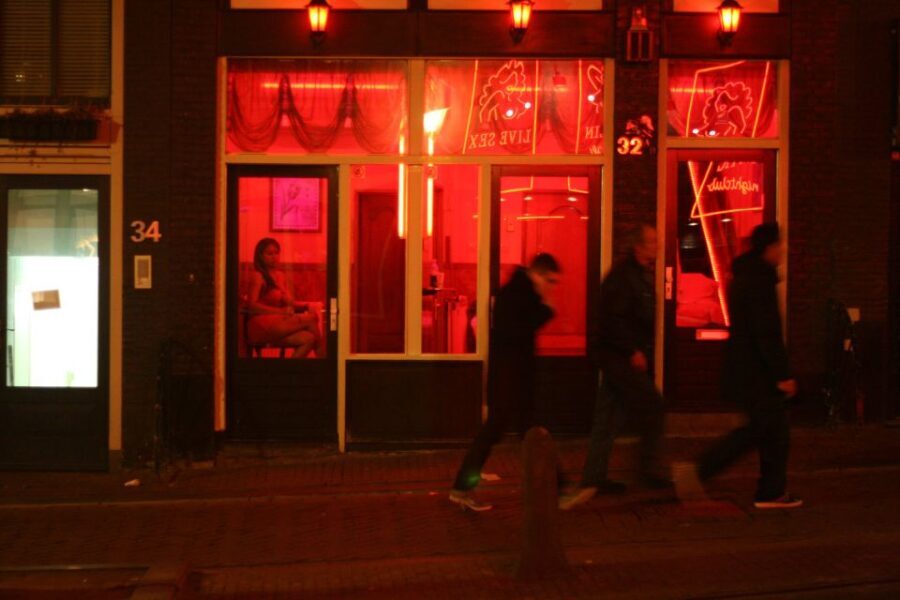 Amsterdam: Red Light District walking tour - The Experience in Detail