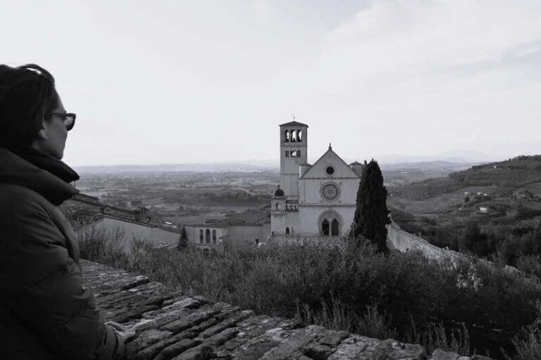 Assisi: Private or Group Photo Session with a Local - Private vs. Group Photo Sessions: Whats the Difference?