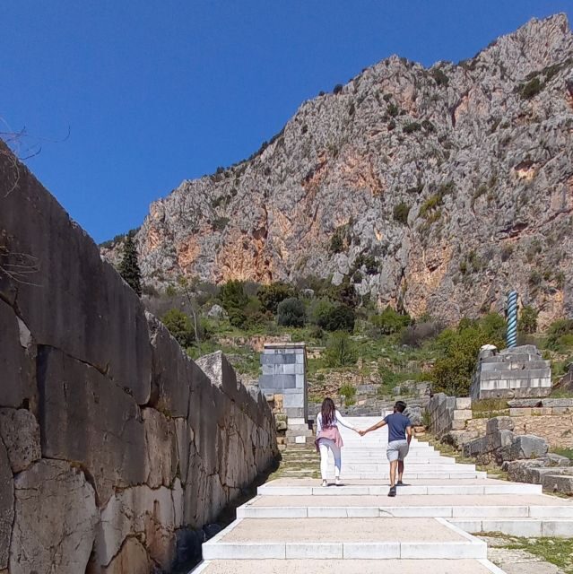 Athens: Delphi, Corycian Cave, and 300 Battlefield Day Trip - Transportation and Group Dynamics