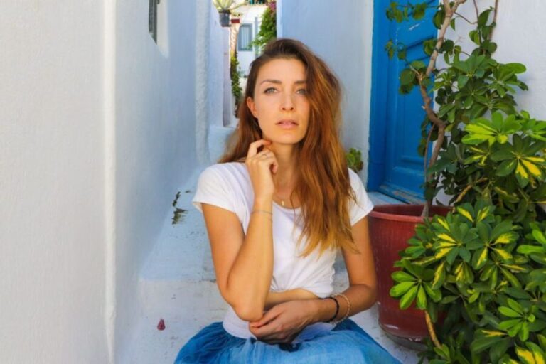 Athens: Professional photoshoot at Anafiotika Village - The Itinerary Breakdown