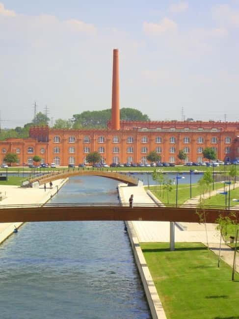 Aveiro Essential: Boat, Walking Tour, Sweets & Ribbons - Walking Through Aveiro’s Beira Mar Neighborhood