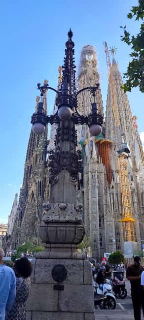 Barcelona: 3-Hour Best of the city Walking Tour & Surprise - What to Expect: An In-Depth Look at the Itinerary