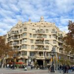 Barcelona Bike Quest: Fun Photo Challenges & Gaudí Mysteries - Setting the Scene: What to Expect from the Tour