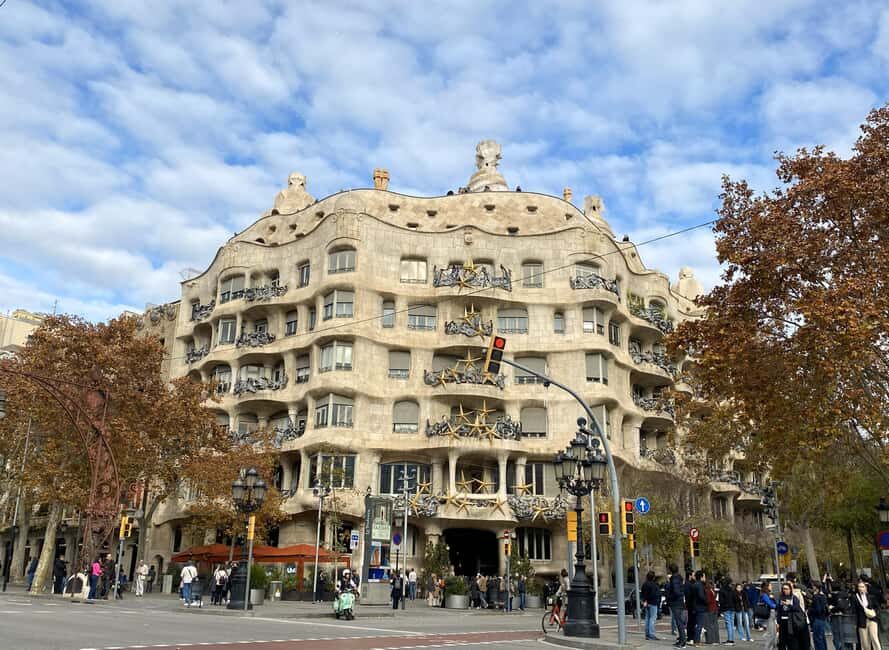 Barcelona Bike Quest: Fun Photo Challenges & Gaudí Mysteries - Setting the Scene: What to Expect from the Tour