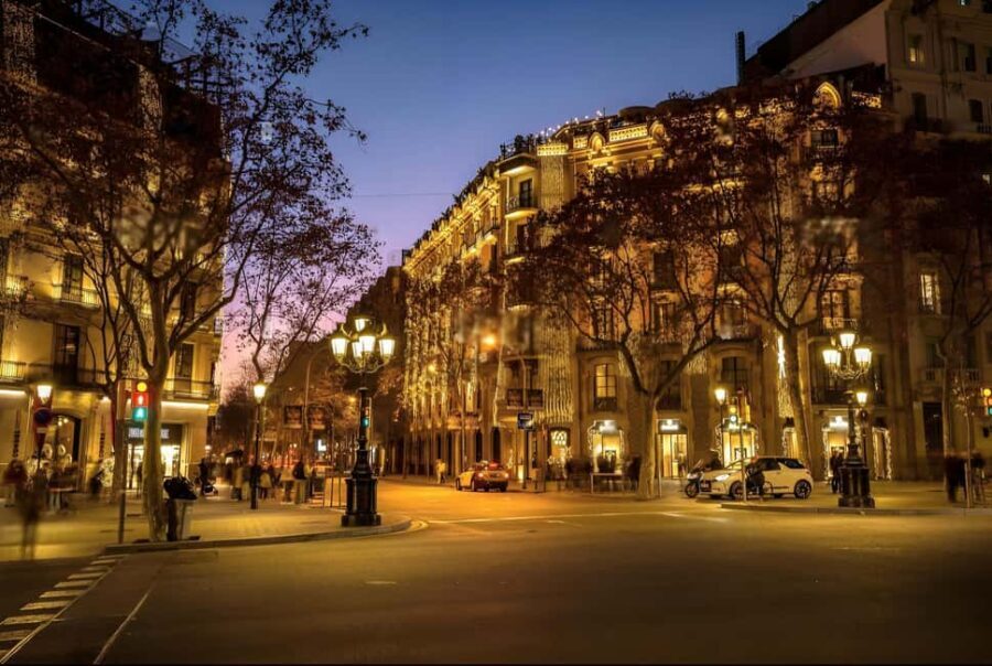 Barcelona: City Highlights Evening Walking Tour - Who Would Love This Tour?