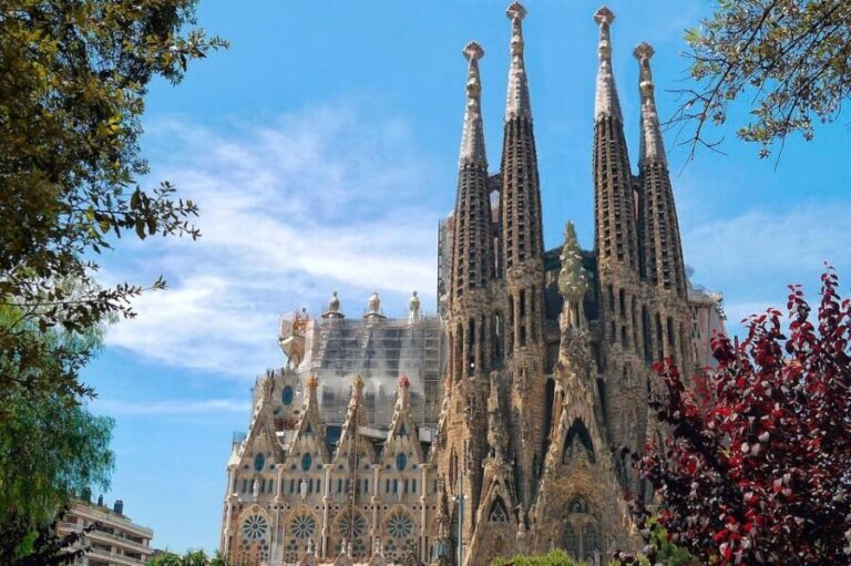 Barcelona: Electric scooter tour Gaudi and Gothic route - Deep Dive into the Itinerary