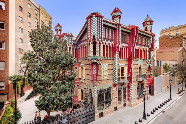 Barcelona: Gaudí Houses & Sagrada Familia Tour - The Itinerary in Detail