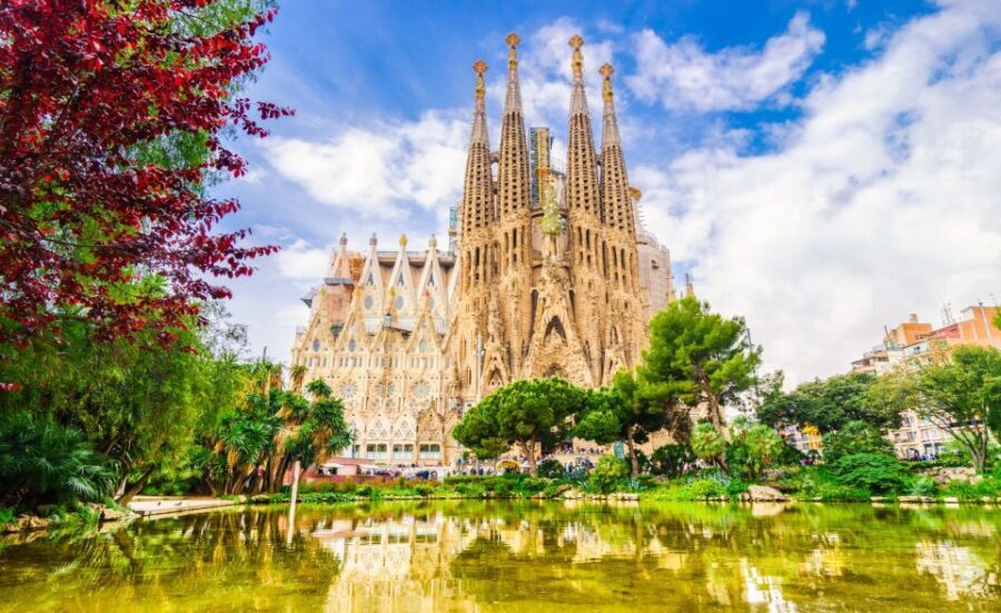 Barcelona Old Town Tour with Family-friendly Attractions - Key Points