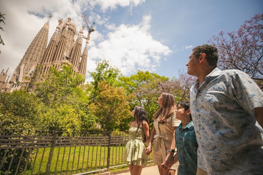 Barcelona: Professional Photoshoot Outside Sagrada Familia - What the Photoshoot Includes and What It Doesnt