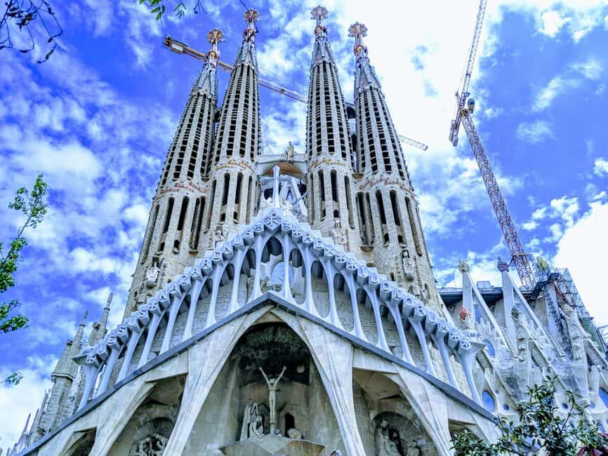 Barcelona: Sagrada Familia Guided Tour with Tickets - How the Tour Works