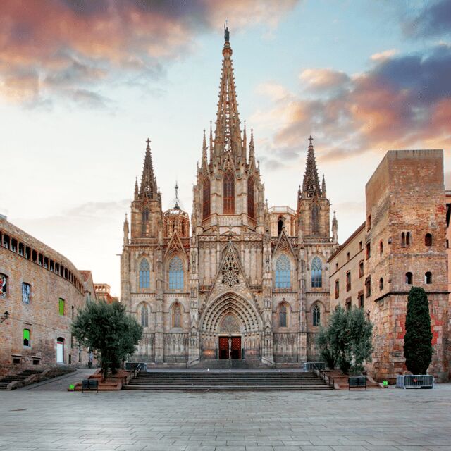 Barcelona: walking tour of the Gothic Quarter and boat ride - Strolling Along La Rambla and Visiting La Boqueria Market