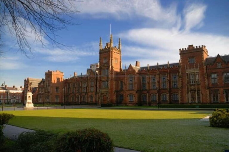 Belfast : Sightseeing Private Custom Tour with a Local Guide - Who should book this tour?